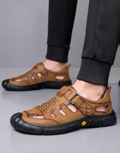 Dettaglio sandalo in pelle marrone con velcro che mostra fori e punta in gomma