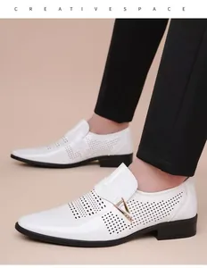 Gros plan de chaussures en cuir verni blanc avec perforations de ventilation laser