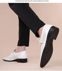 Détail de chaussures en cuir blanc avec perforations respirantes et boucle dorée