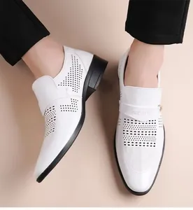 Détail de chaussures en cuir blanc à bout pointu pour hommes avec perforations laser respirantes