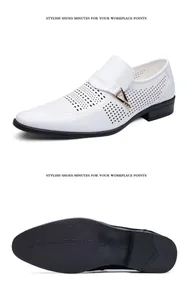 Détails des chaussures en cuir perforé blanc avec boucle en métal doré et semelle antidérapante