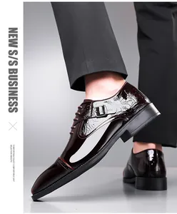 Gros plan de chaussures richelieu bordeaux avec relief floral et boucles métalliques