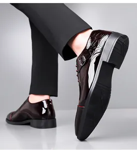 Détail de chaussure richelieu bordeaux pour homme avec motifs floraux et semelle antidérapante