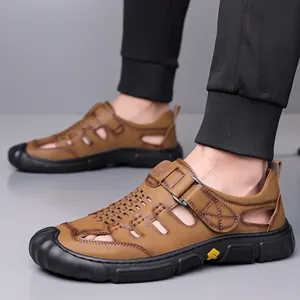 Sandali in pelle marrone da uomo con fori di ventilazione e punta chiusa protettiva