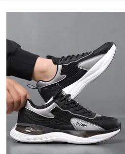 Detailansicht von atmungsaktivem Mesh und dem halbtransparenten Luftpolster am Sportschuh