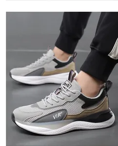 Detailansicht grauer Herren-Mesh-Sneaker mit dicker Sohle und VIR-Logo an der Seite