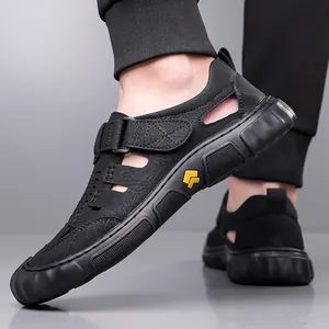 Sandali in pelle nera da uomo con fori traspiranti e cinturini regolabili in velcro