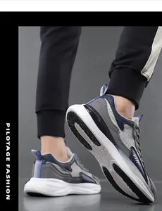 Detailansicht atmungsaktiver blauer Mesh-Sneaker mit dicker weißer Sohle am Fuß