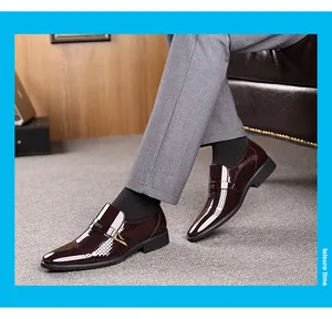 Détail de mocassins en cuir verni bordeaux avec boucle en métal et perforations