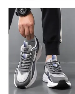 Detailansicht des atmungsaktiven Mesh-Obermaterials und der Lederbesätze der grauen Sneaker
