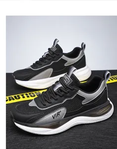 Detail des atmungsaktiven Mesh-Obermaterials und VIR-Logos auf dem Herren-Sneaker