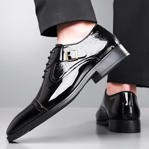 Chaussures richelieu en cuir verni noir pour homme avec gaufrage et boucle latérale