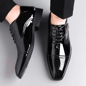Chaussures richelieu en cuir verni noir pour homme avec boucles et motif brogue
