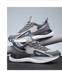 Detail der grauen Mesh-Sportschuhe mit atmungsaktivem Stoff und VIR-Seitenlogo-Struktur