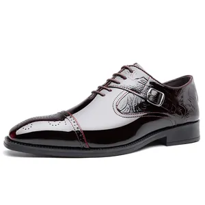 Chaussures richelieu bordeaux pour hommes avec gaufrage floral et boucle décorative chic