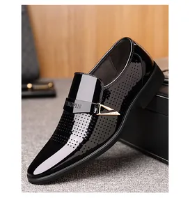 Gros plan de chaussures derby en cuir verni noir avec perforations de luxe respirantes