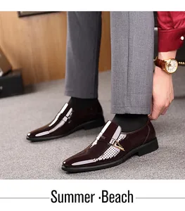 Détail de chaussures business en cuir marron avec perforations et boucle dorée