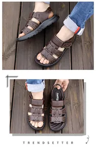 Nahaufnahme brauner Herren-Ledersandalen mit atmungsaktiven Löchern und Klettverschlüssen