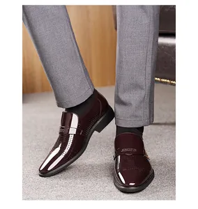Détail de chaussures business en cuir verni bordeaux avec perforations décoratives