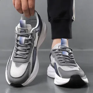 Baskets en maille respirante pour homme en gris et marine avec semelles compensées blanches