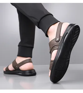 Detail van bruine kunstlederen herensandalen met een dikke antislip rubberen zool