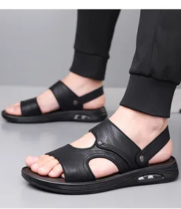 Detail van leren herensandalen met schokabsorberende dikke rubberen zolen in zwart