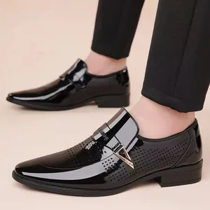 Mocassins pour hommes en cuir verni noir avec perforations respirantes et boucle dorée