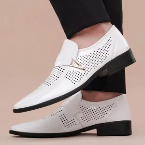 Mocassins blancs pointus pour hommes avec perforations et boucle dorée élégante