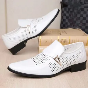Chaussures business blanches perforées en cuir pour hommes avec boucle dorée d'été