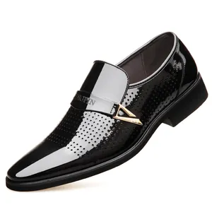 Chaussures business noires pointues pour hommes en cuir perforé avec boucle dorée