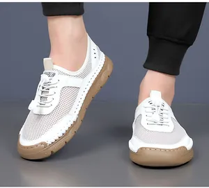 Détails de baskets d'été en maille respirante blanche avec semelle en caoutchouc brun