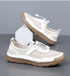Gros plan sur la tige en maille blanche et les lacets élastiques des chaussures pour hommes