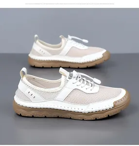 Détail de la tige en mesh beige respirant avec lacets blancs à cordon élastique