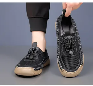 Détail de basket en maille respirante noire avec semelle en caoutchouc beige et lacets