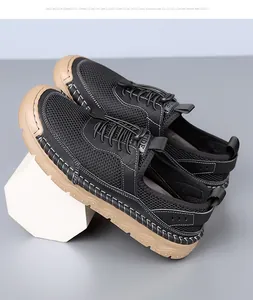 Détail de basket homme en mesh noir avec semelle gomme et surpiqûres blanches décoratives