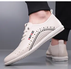 Nahaufnahme der beigen Herren-Sandalen mit atmungsaktiver Perforation und dicker Sohle