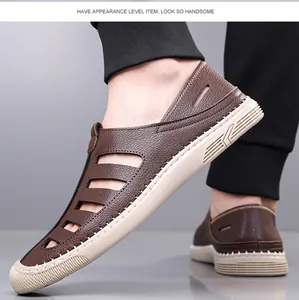 Détail de sandales en cuir marron avec perforations et coutures blanches faites à la main