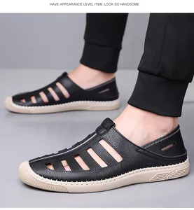 Détail de sandales en cuir noir avec découpes et surpiqûres blanches sur semelles souples