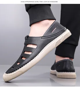 Détail de sandales homme en cuir noir avec découpes respirantes et texture grainée