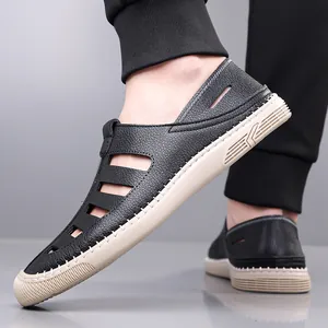 Sandales pour hommes en cuir noir avec découpes aérées et semelles épaisses cousues