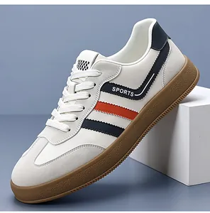 Dettaglio della sneaker retrò in pelle bianca con strisce blu e arancioni