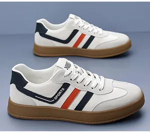 Dettaglio di sneaker in pelle bianca con strisce blu e arancioni e suola in gomma