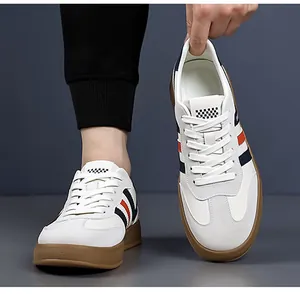 Dettaglio della pelle liscia e della texture scamosciata di queste sneakers bianche da uomo