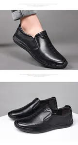 Détail de mocassins en cuir noir avec texture grainée et semelles en caoutchouc souple