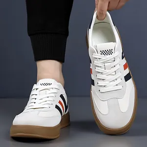 Sneaker casual in pelle bianca da uomo con suole in gomma retrò e dettagli a strisce