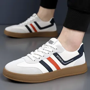 Sneaker da uomo traspiranti in pelle bianca con strisce sportive e suola in gomma