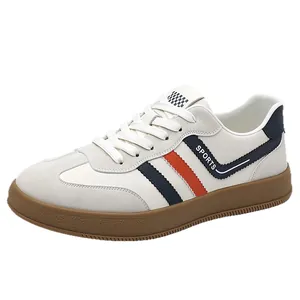 Sneakers basse bianche con strisce blu navy arancioni e suola in gomma marrone da uomo