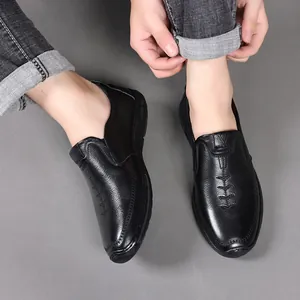Mocassins pour hommes en cuir noir avec garniture en V et design professionnel décontracté