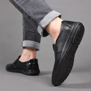 Mocassins pour hommes en cuir noir avec texture litchi et semelle en caoutchouc antidérapante