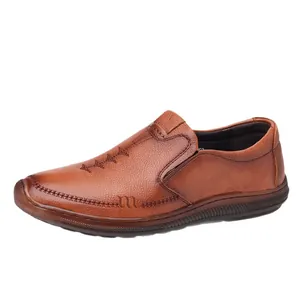 Mocassins en cuir marron pour hommes avec coutures et semelle en caoutchouc sur fond blanc
